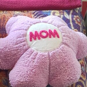 Pink Flower-Shaped 'Mom' Pillow
